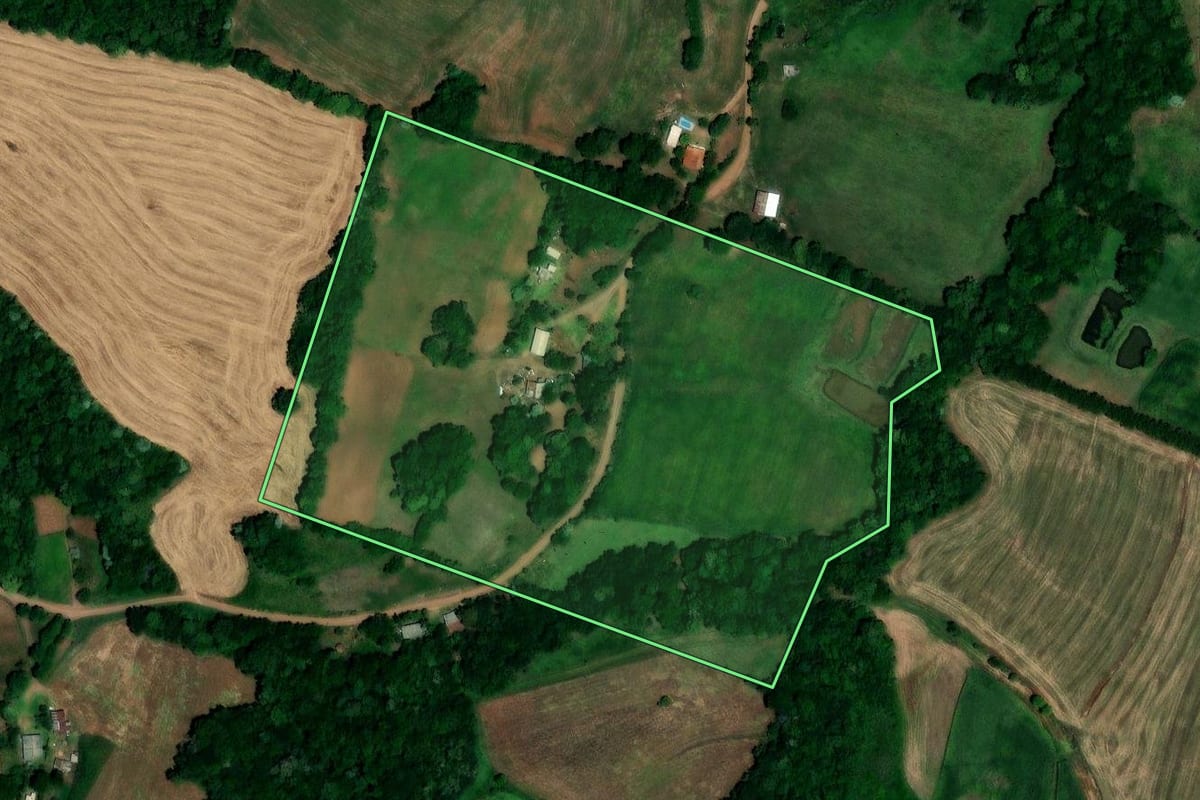Imagem de satélite do imóvel rural em Lajeado do Bugre (RS), com o contorno declarado no CAR desenhado por cima.