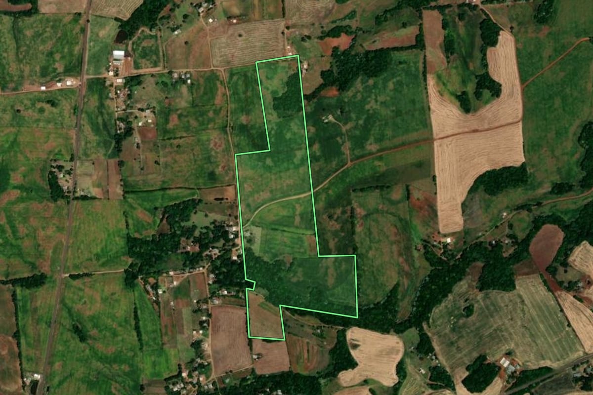 Imagem de satélite do imóvel rural em Lajeado do Bugre (RS), com o contorno declarado no CAR desenhado por cima.