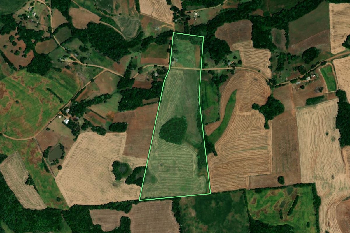 Imagem de satélite do imóvel rural em Lajeado do Bugre (RS), com o contorno declarado no CAR desenhado por cima.