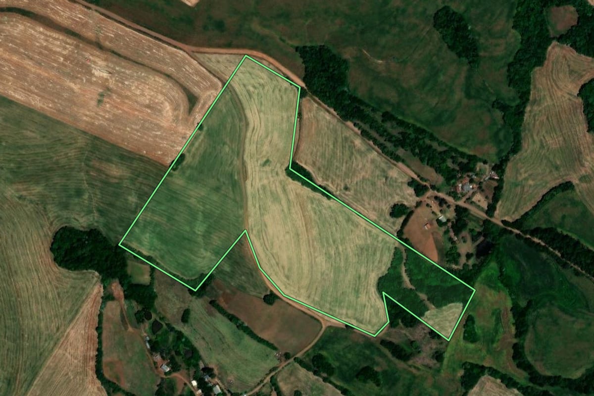 Imagem de satélite do imóvel rural em Lajeado do Bugre (RS), com o contorno declarado no CAR desenhado por cima.