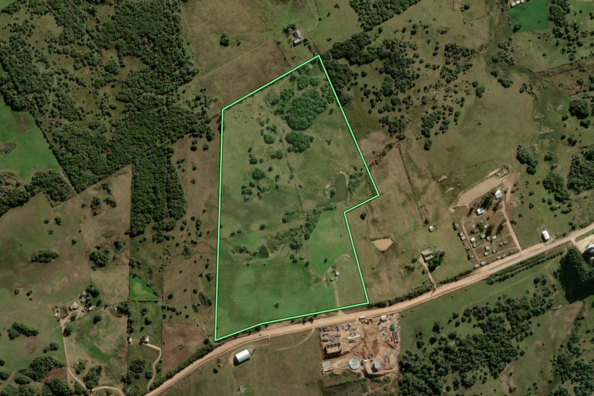 Imagem de satélite do imóvel rural em Lavras do Sul (RS), com o contorno declarado no CAR desenhado por cima.