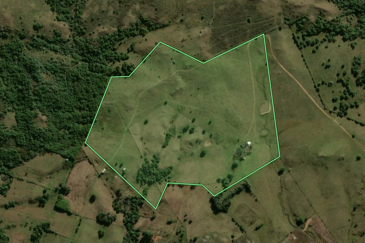 Imagem de satélite do imóvel rural em Lavras do Sul (RS), com o contorno declarado no CAR desenhado por cima.