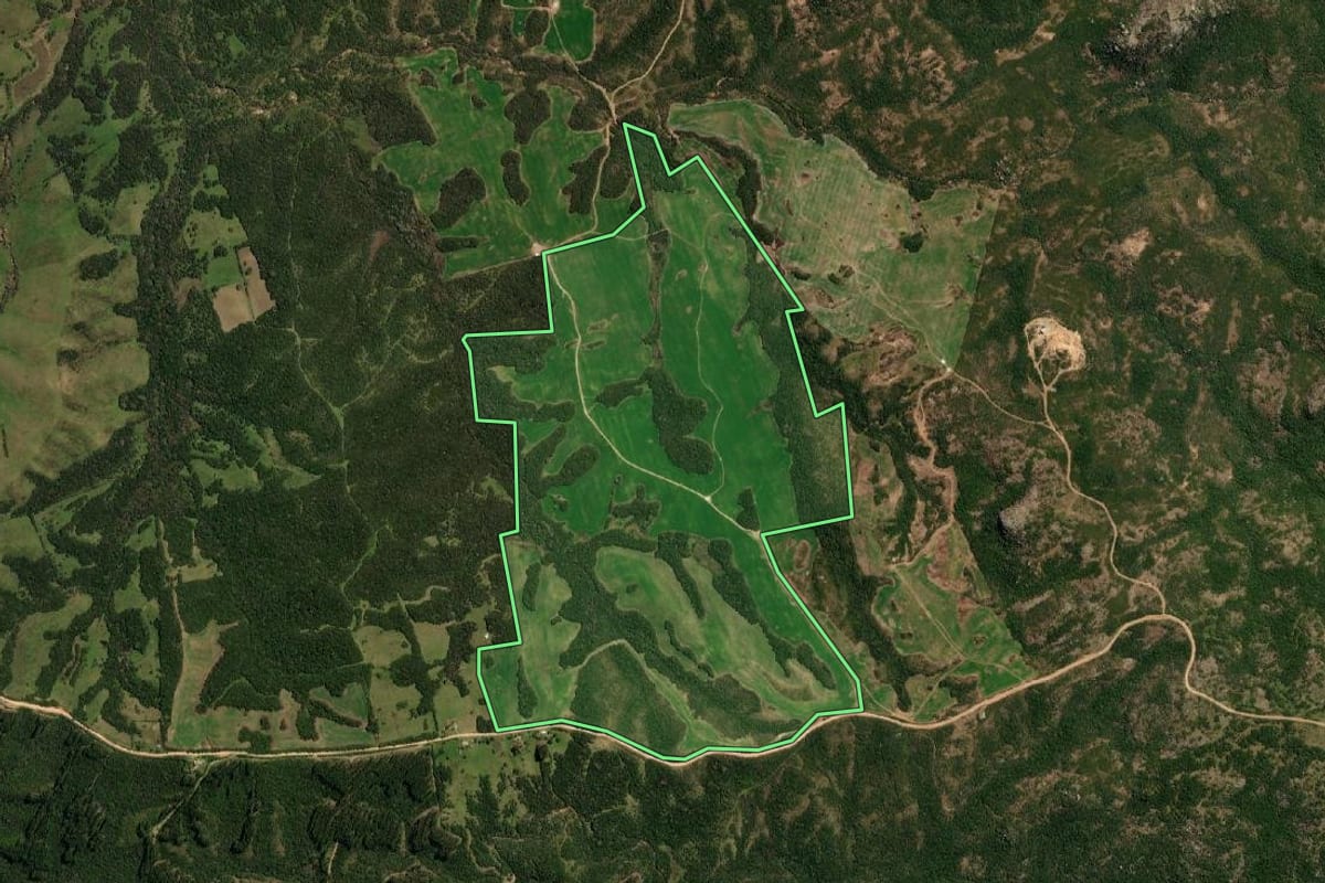 Imagem de satélite do imóvel rural em Lavras do Sul (RS), com o contorno declarado no CAR desenhado por cima.