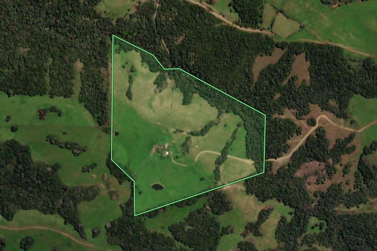 Imagem de satélite do imóvel rural em Lavras do Sul (RS), com o contorno declarado no CAR desenhado por cima.