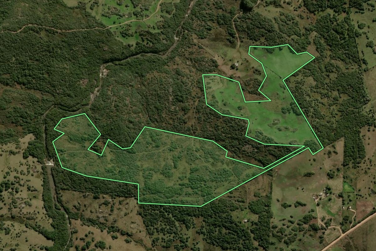 Imagem de satélite do imóvel rural em Lavras do Sul (RS), com o contorno declarado no CAR desenhado por cima.