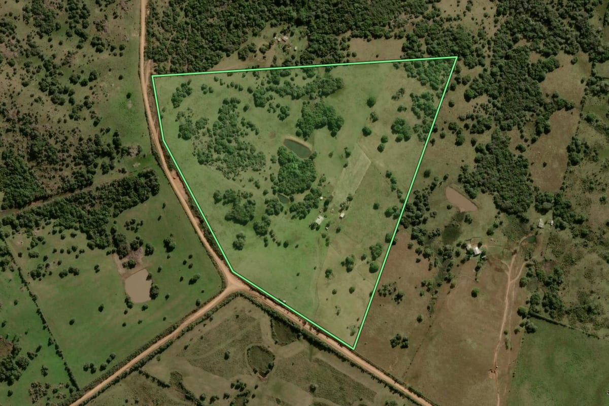 Imagem de satélite do imóvel rural em Lavras do Sul (RS), com o contorno declarado no CAR desenhado por cima.