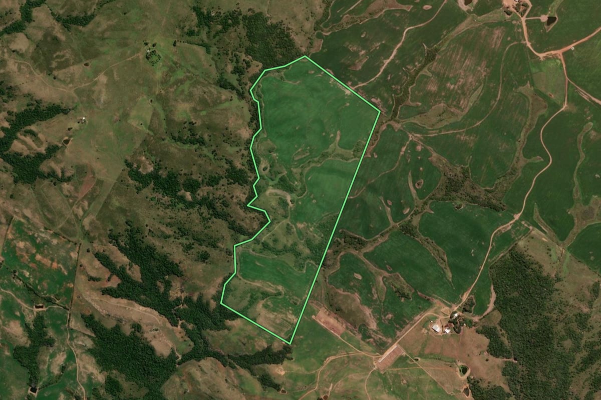 Imagem de satélite do imóvel rural em Lavras do Sul (RS), com o contorno declarado no CAR desenhado por cima.