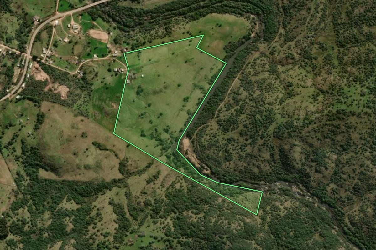 Imagem de satélite do imóvel rural em Lavras do Sul (RS), com o contorno declarado no CAR desenhado por cima.