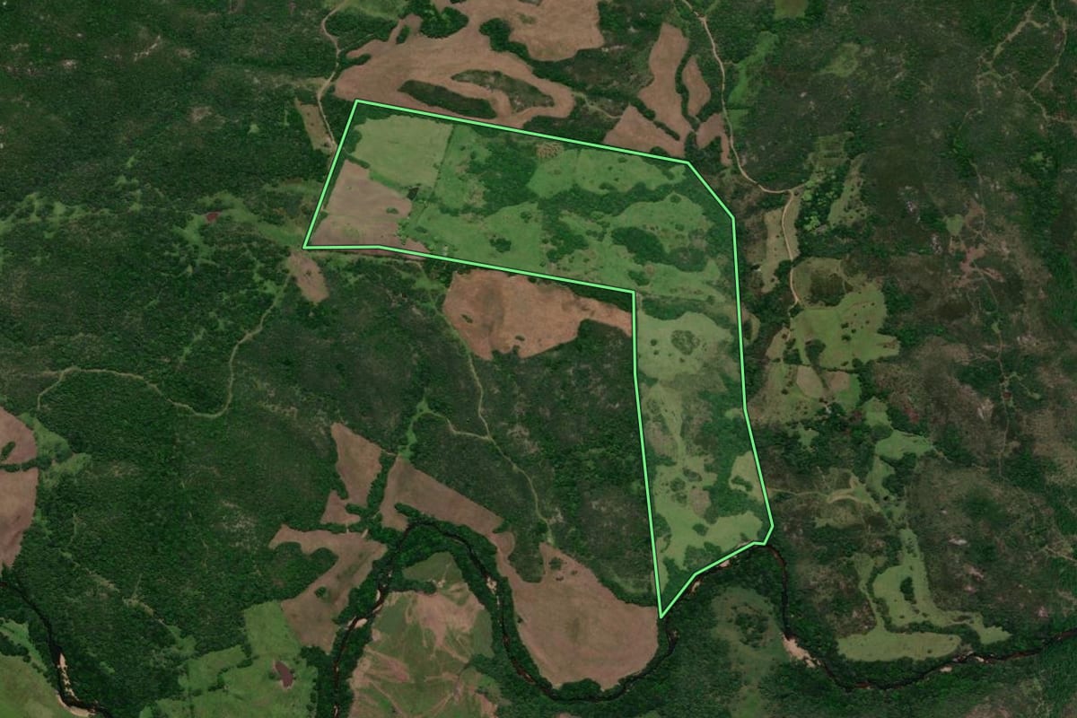 Imagem de satélite do imóvel rural em Lavras do Sul (RS), com o contorno declarado no CAR desenhado por cima.