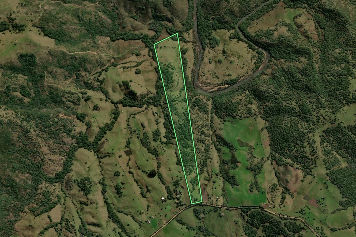 Imagem de satélite do imóvel rural em Lavras do Sul (RS), com o contorno declarado no CAR desenhado por cima.