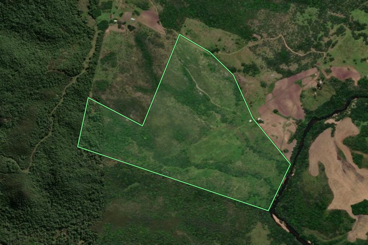 Imagem de satélite do imóvel rural em Lavras do Sul (RS), com o contorno declarado no CAR desenhado por cima.