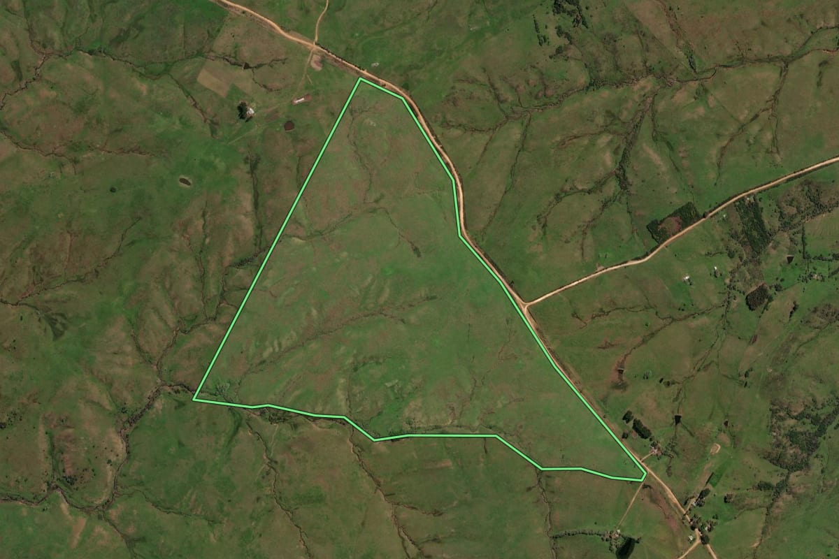 Imagem de satélite do imóvel rural em Lavras do Sul (RS), com o contorno declarado no CAR desenhado por cima.
