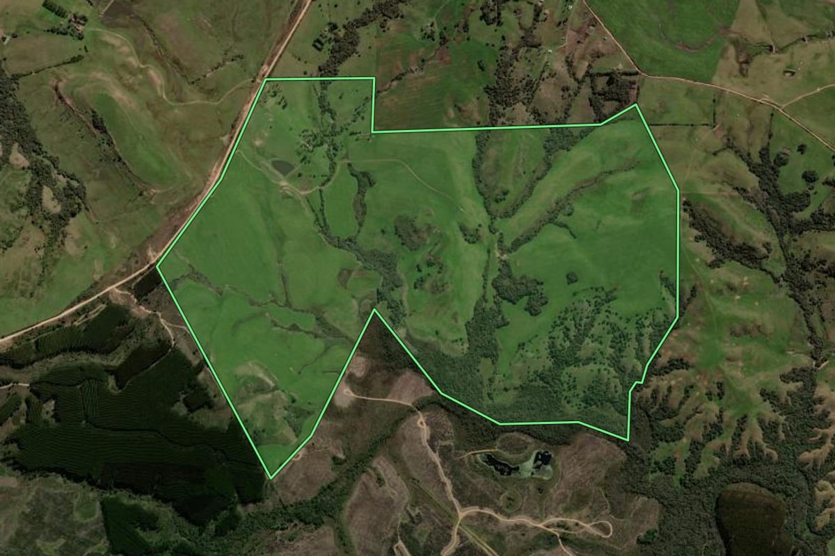 Imagem de satélite do imóvel rural em Lavras do Sul (RS), com o contorno declarado no CAR desenhado por cima.