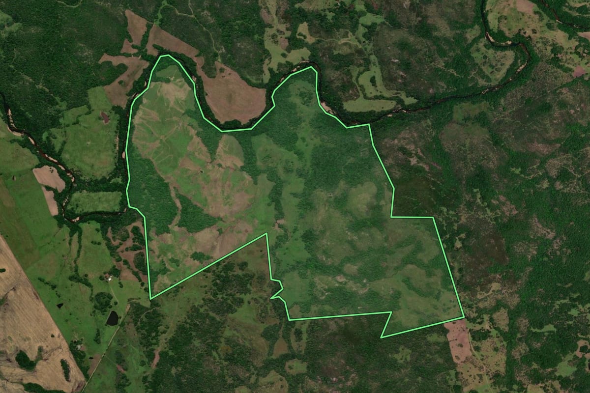 Imagem de satélite do imóvel rural em Lavras do Sul (RS), com o contorno declarado no CAR desenhado por cima.