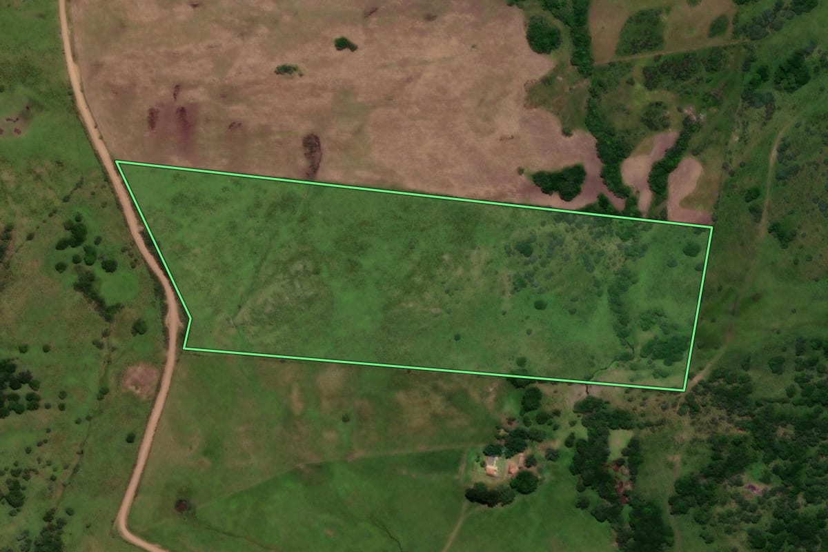 Imagem de satélite do imóvel rural em Lavras do Sul (RS), com o contorno declarado no CAR desenhado por cima.