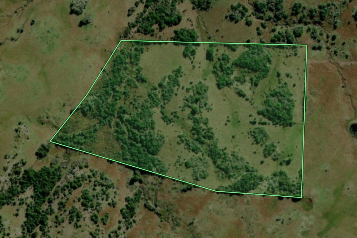 Imagem de satélite do imóvel rural em Lavras do Sul (RS), com o contorno declarado no CAR desenhado por cima.