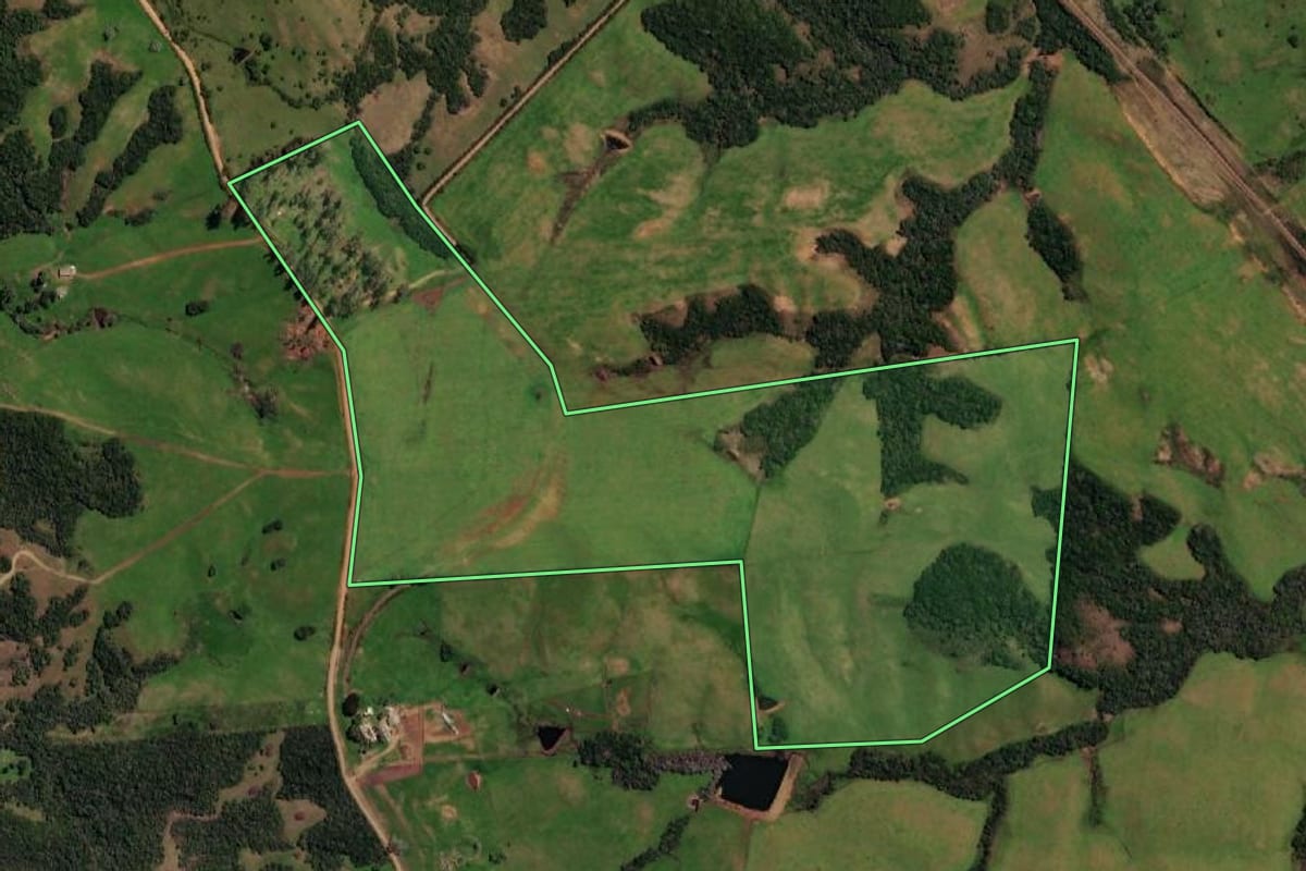 Imagem de satélite do imóvel rural em Lavras do Sul (RS), com o contorno declarado no CAR desenhado por cima.