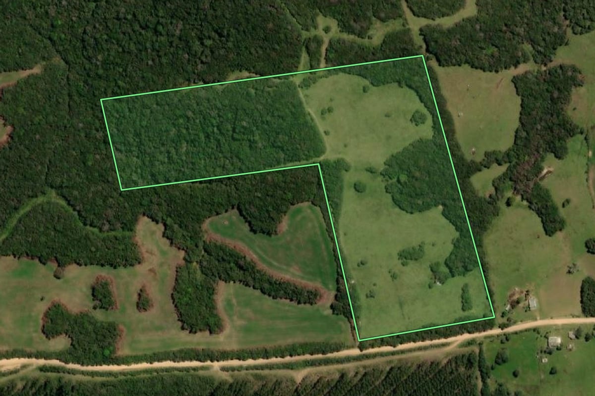 Imagem de satélite do imóvel rural em Lavras do Sul (RS), com o contorno declarado no CAR desenhado por cima.