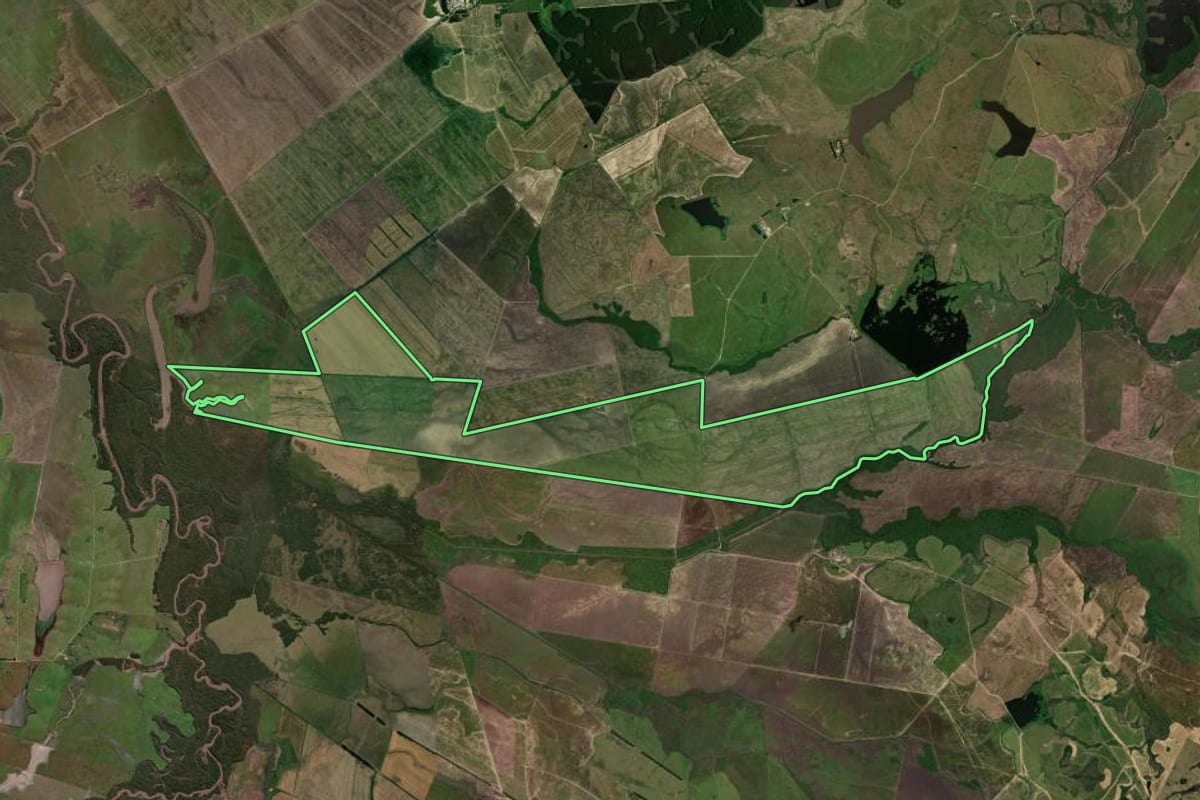 Imagem de satélite do imóvel rural em Lavras do Sul (RS), com o contorno declarado no CAR desenhado por cima.