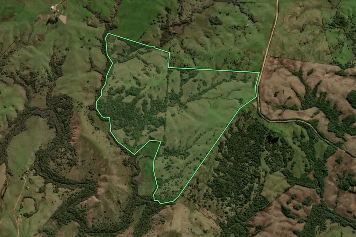 Imagem de satélite do imóvel rural em Lavras do Sul (RS), com o contorno declarado no CAR desenhado por cima.