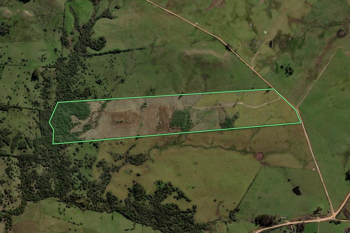 Imagem de satélite do imóvel rural em Lavras do Sul (RS), com o contorno declarado no CAR desenhado por cima.