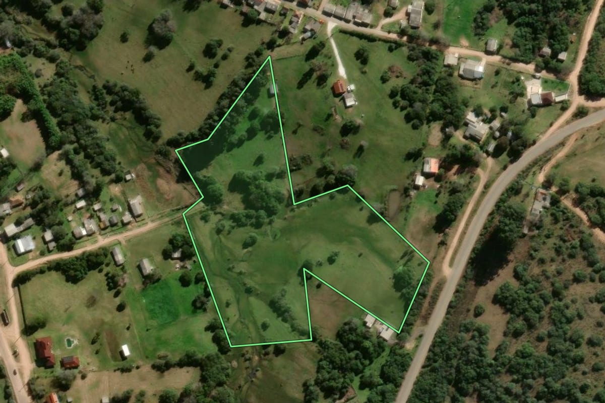 Imagem de satélite do imóvel rural em Lavras do Sul (RS), com o contorno declarado no CAR desenhado por cima.