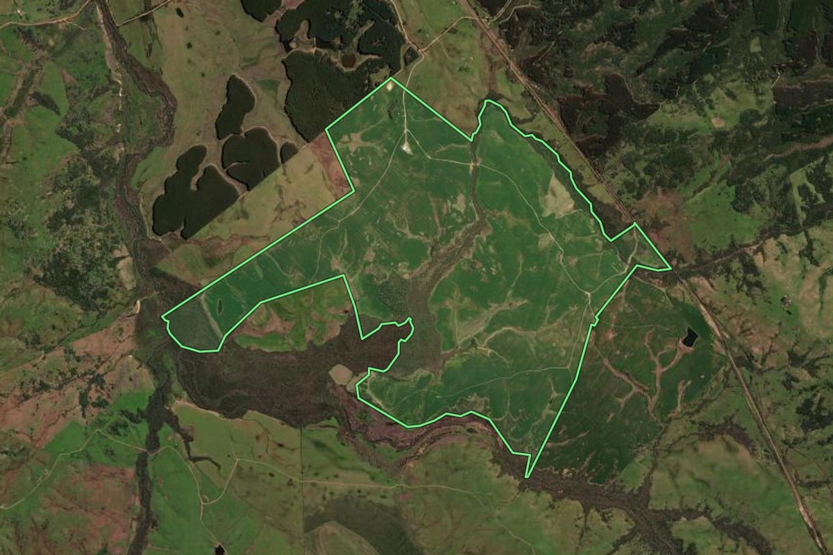 Imagem de satélite do imóvel rural em Lavras do Sul (RS), com o contorno declarado no CAR desenhado por cima.