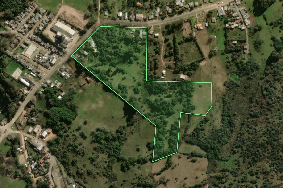 Imagem de satélite do imóvel rural em Lavras do Sul (RS), com o contorno declarado no CAR desenhado por cima.