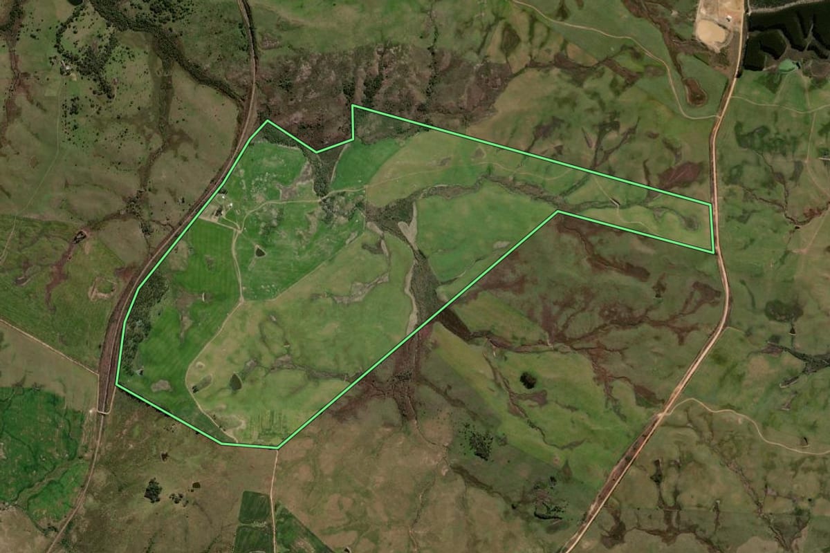 Imagem de satélite do imóvel rural em Lavras do Sul (RS), com o contorno declarado no CAR desenhado por cima.