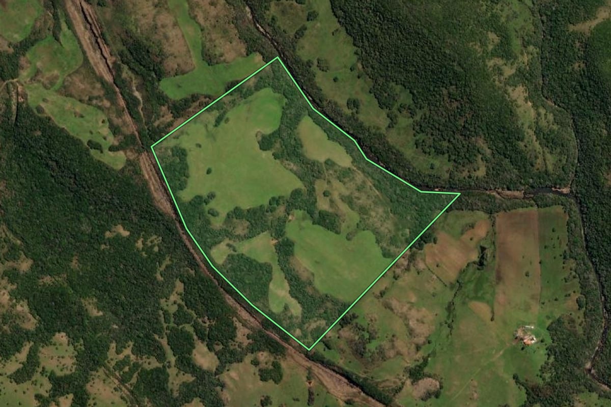 Imagem de satélite do imóvel rural em Lavras do Sul (RS), com o contorno declarado no CAR desenhado por cima.