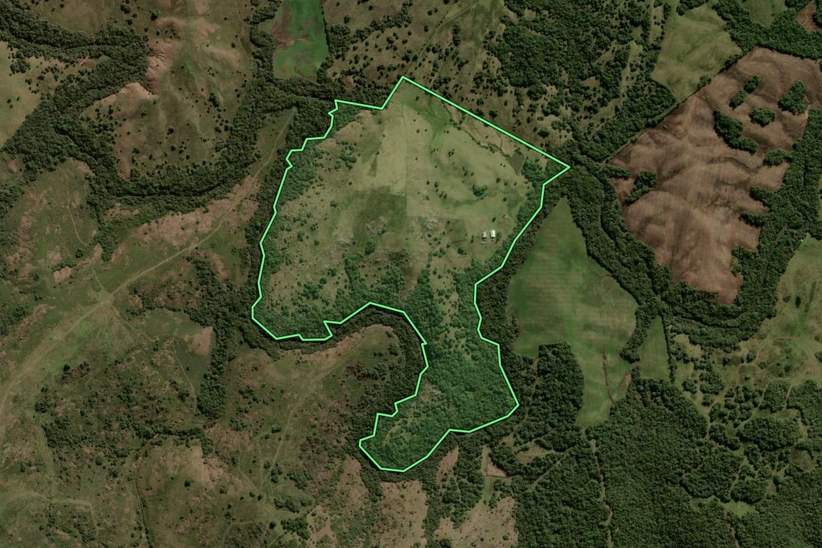 Imagem de satélite do imóvel rural em Lavras do Sul (RS), com o contorno declarado no CAR desenhado por cima.