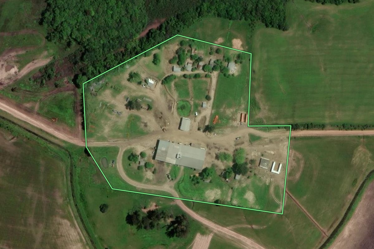 Imagem de satélite do imóvel rural em Lavras do Sul (RS), com o contorno declarado no CAR desenhado por cima.
