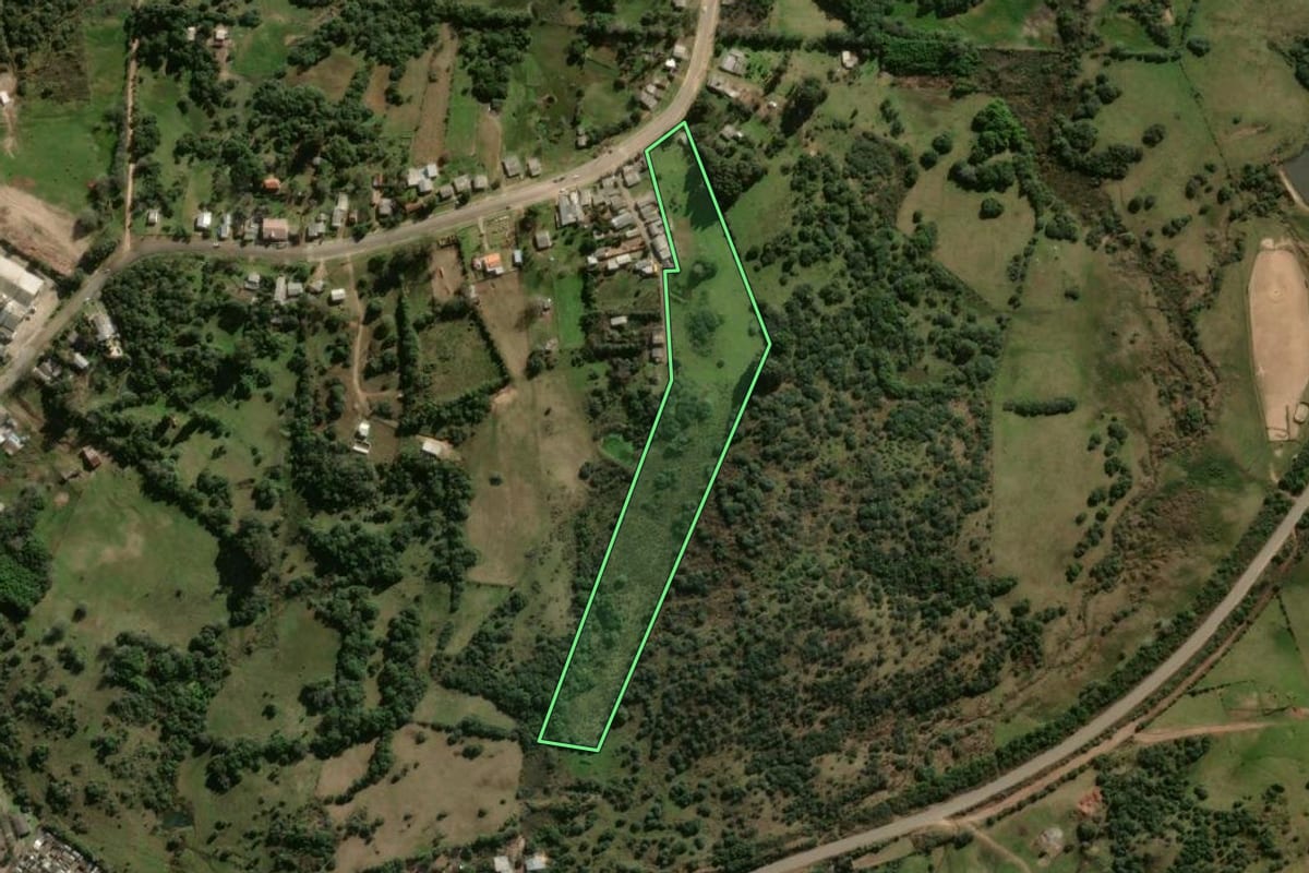 Imagem de satélite do imóvel rural em Lavras do Sul (RS), com o contorno declarado no CAR desenhado por cima.