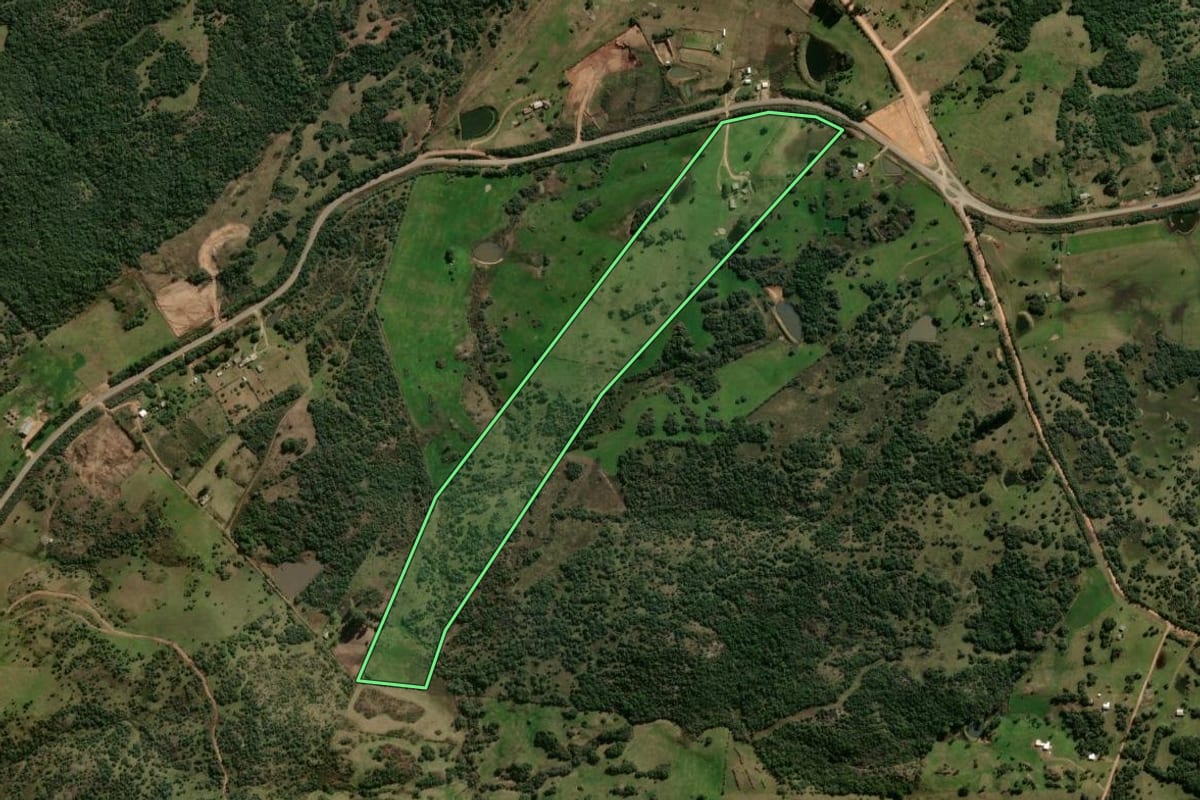 Imagem de satélite do imóvel rural em Lavras do Sul (RS), com o contorno declarado no CAR desenhado por cima.