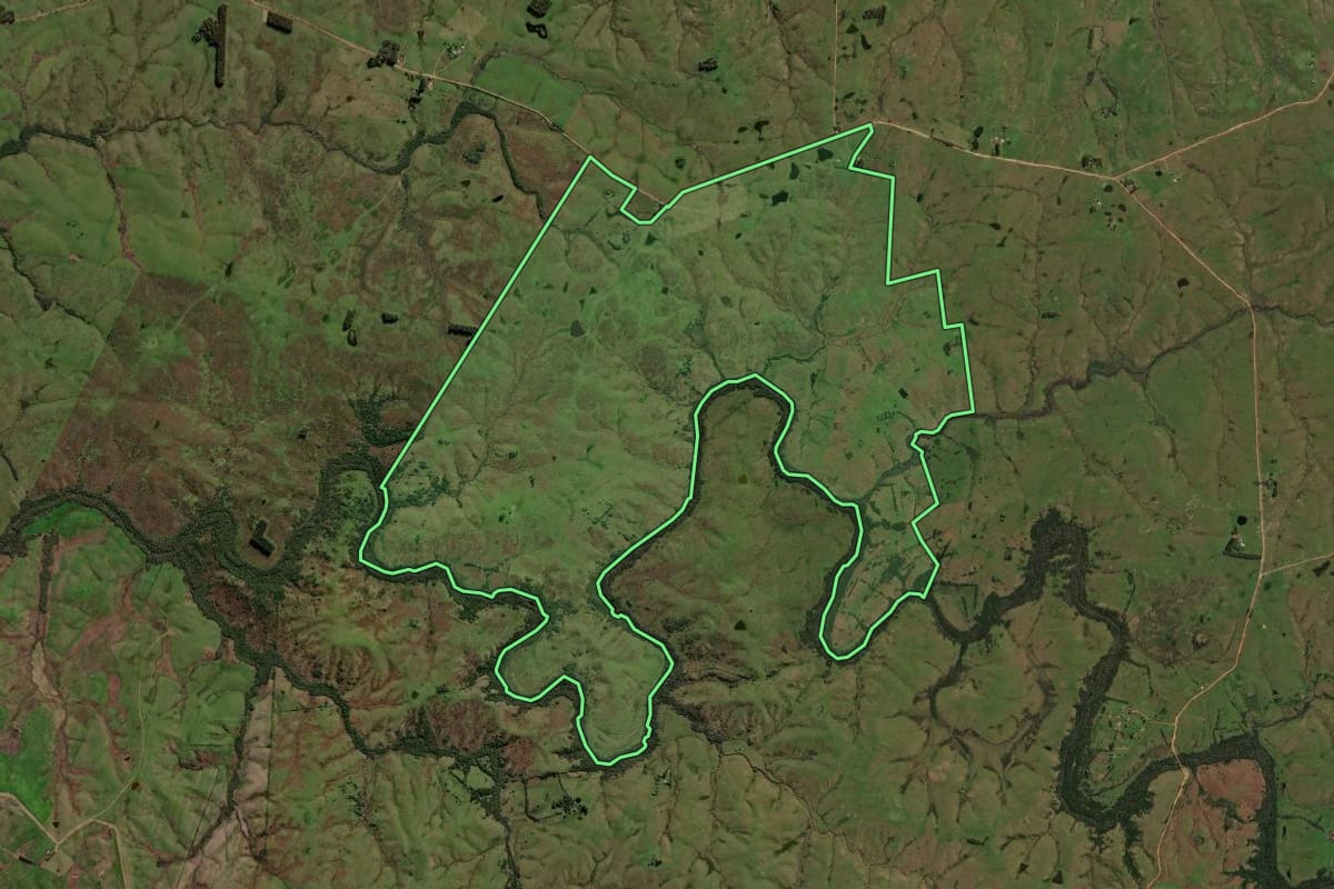 Imagem de satélite do imóvel rural em Lavras do Sul (RS), com o contorno declarado no CAR desenhado por cima.