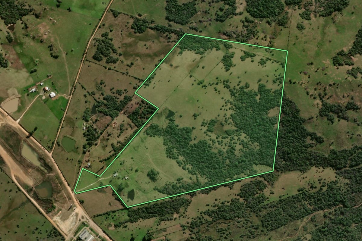 Imagem de satélite do imóvel rural em Lavras do Sul (RS), com o contorno declarado no CAR desenhado por cima.