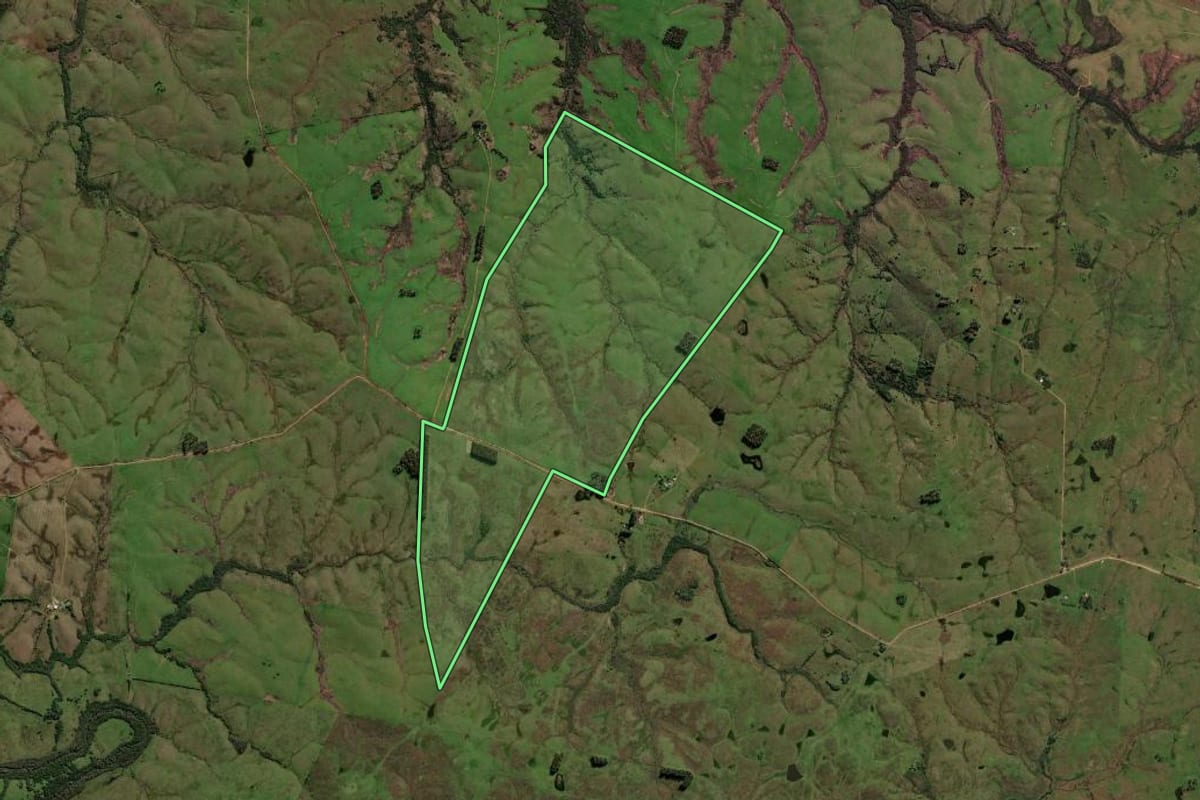 Imagem de satélite do imóvel rural em Lavras do Sul (RS), com o contorno declarado no CAR desenhado por cima.