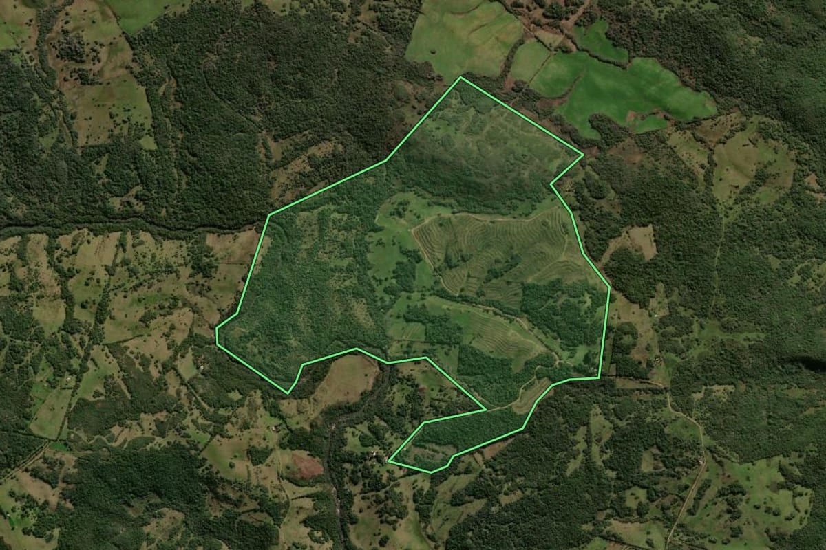 Imagem de satélite do imóvel rural em Lavras do Sul (RS), com o contorno declarado no CAR desenhado por cima.