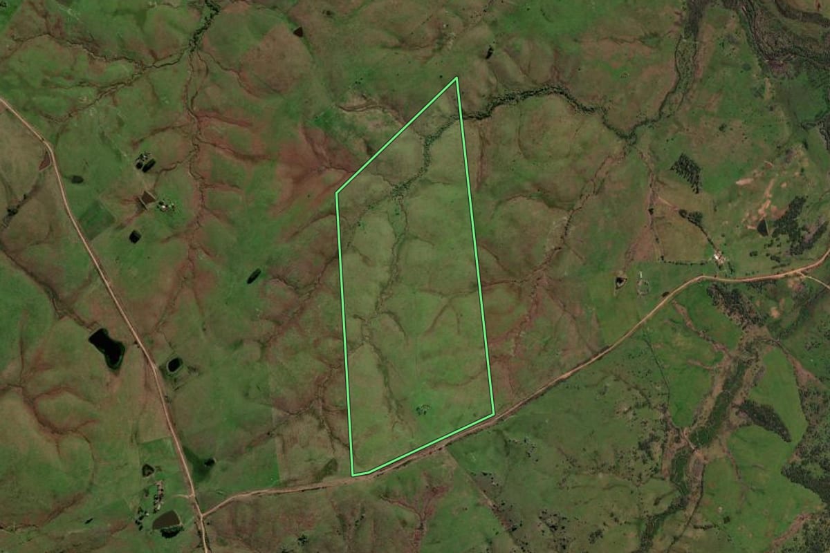 Imagem de satélite do imóvel rural em Lavras do Sul (RS), com o contorno declarado no CAR desenhado por cima.