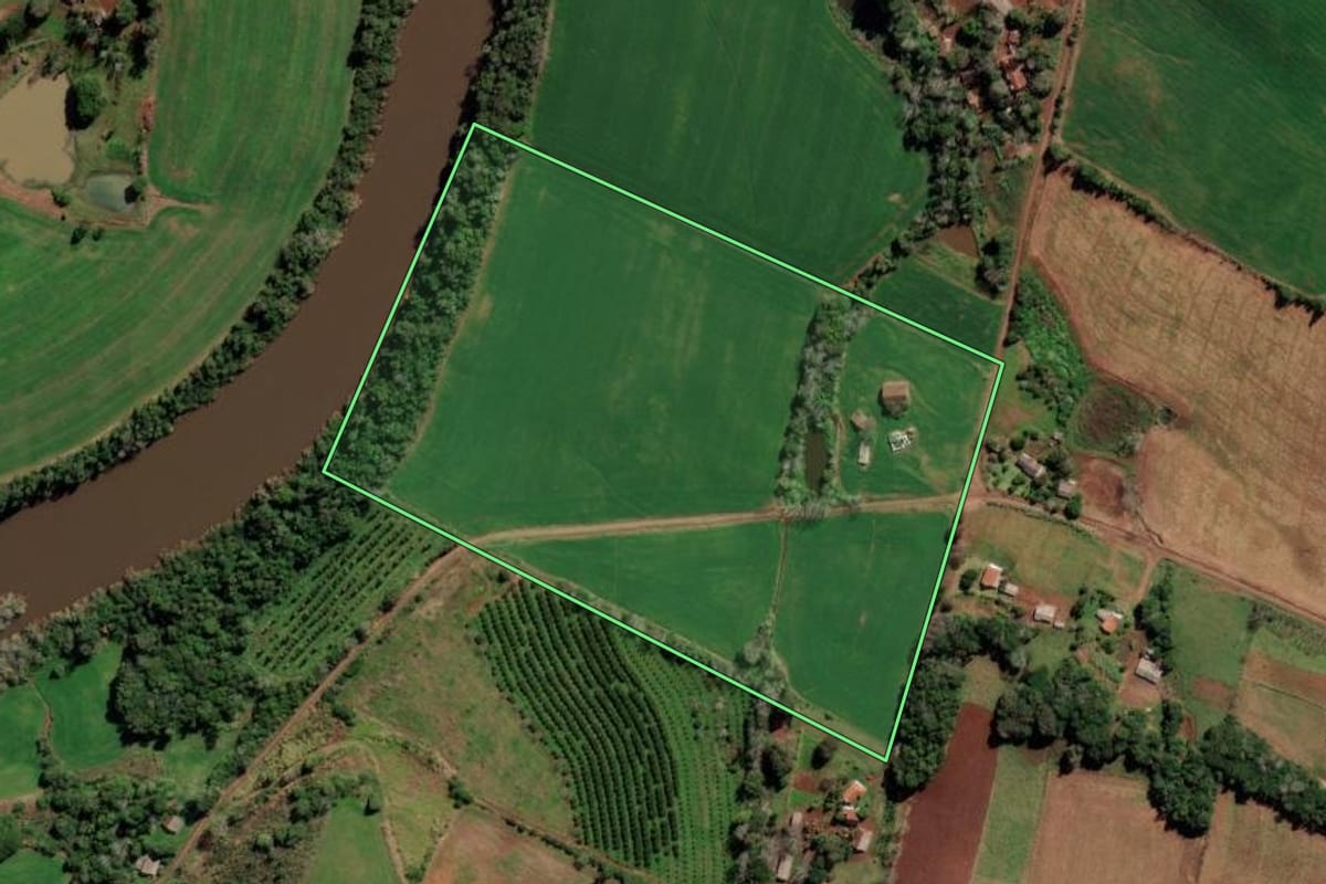 Imagem de satélite do imóvel rural em Liberato Salzano (RS), com o contorno declarado no CAR desenhado por cima.