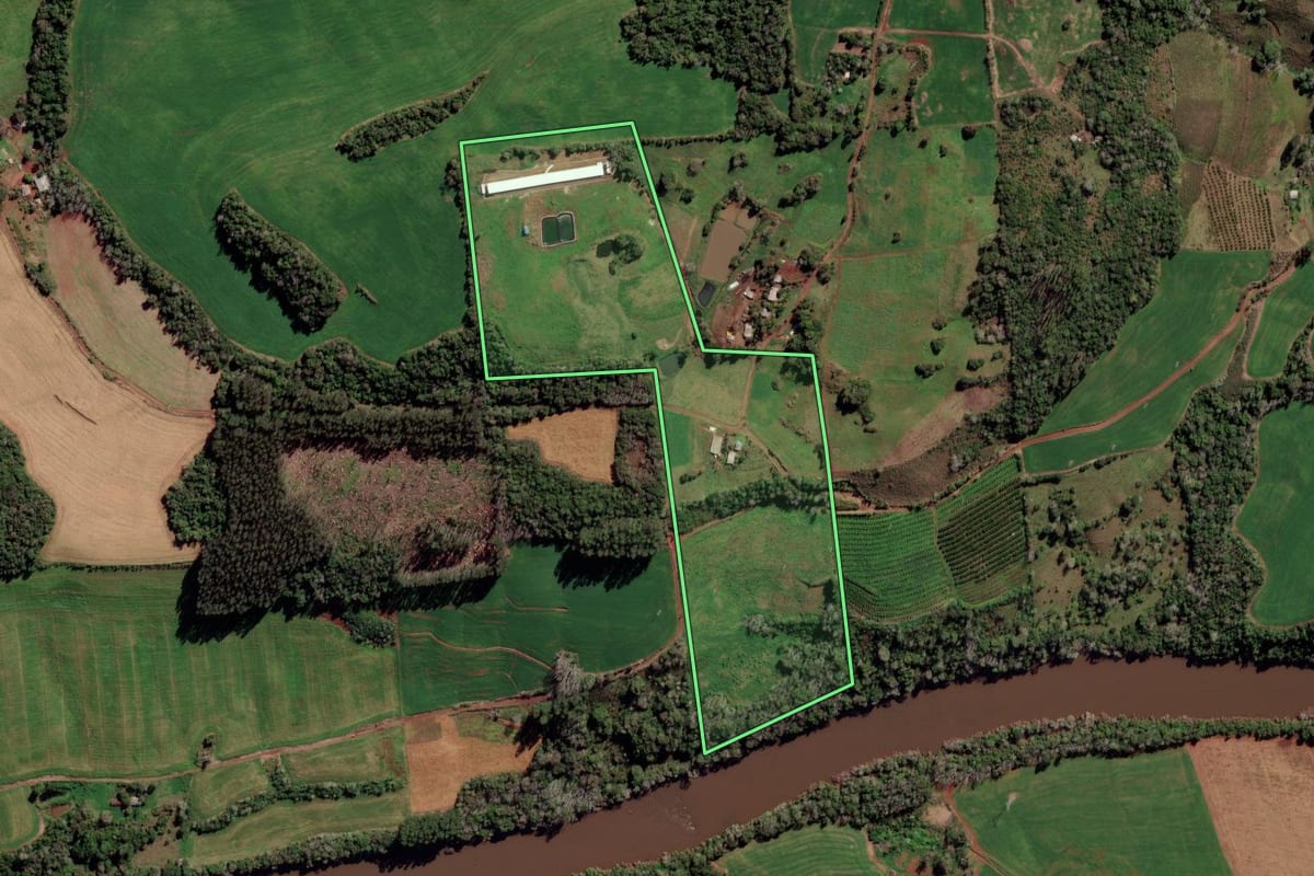 Imagem de satélite do imóvel rural em Liberato Salzano (RS), com o contorno declarado no CAR desenhado por cima.