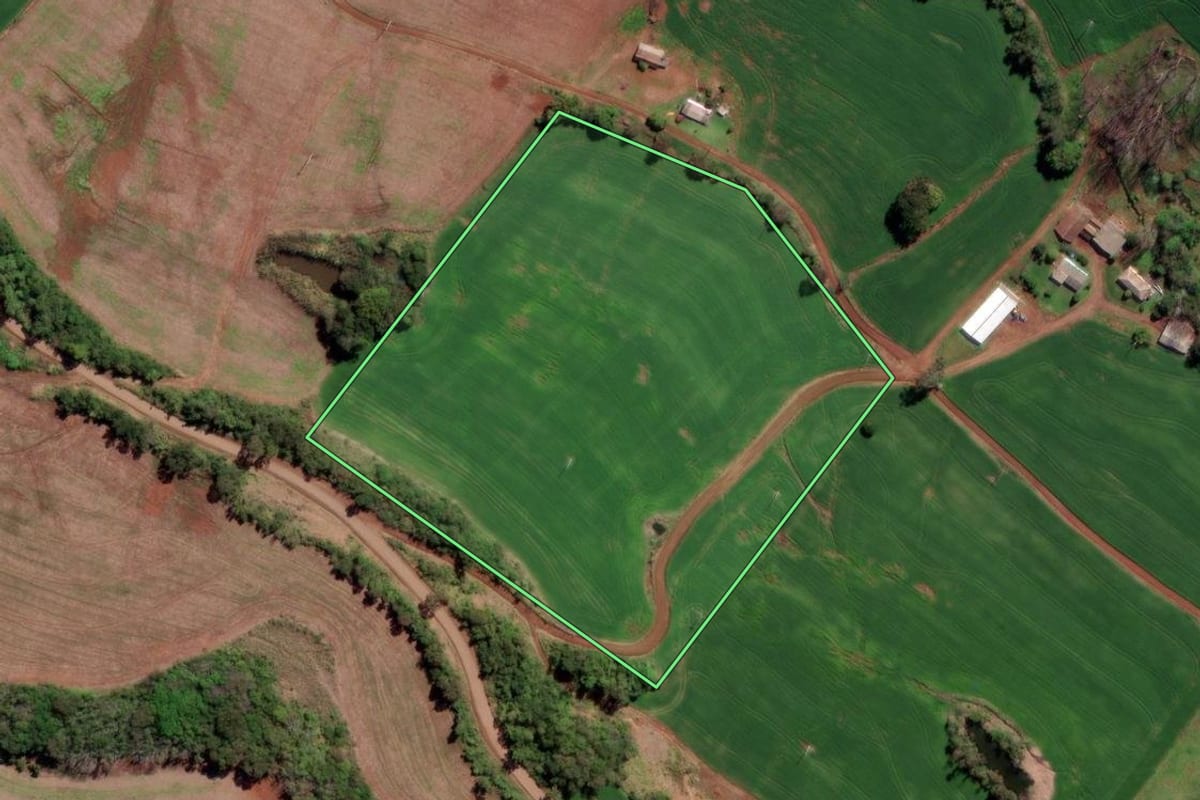 Imagem de satélite do imóvel rural em Liberato Salzano (RS), com o contorno declarado no CAR desenhado por cima.