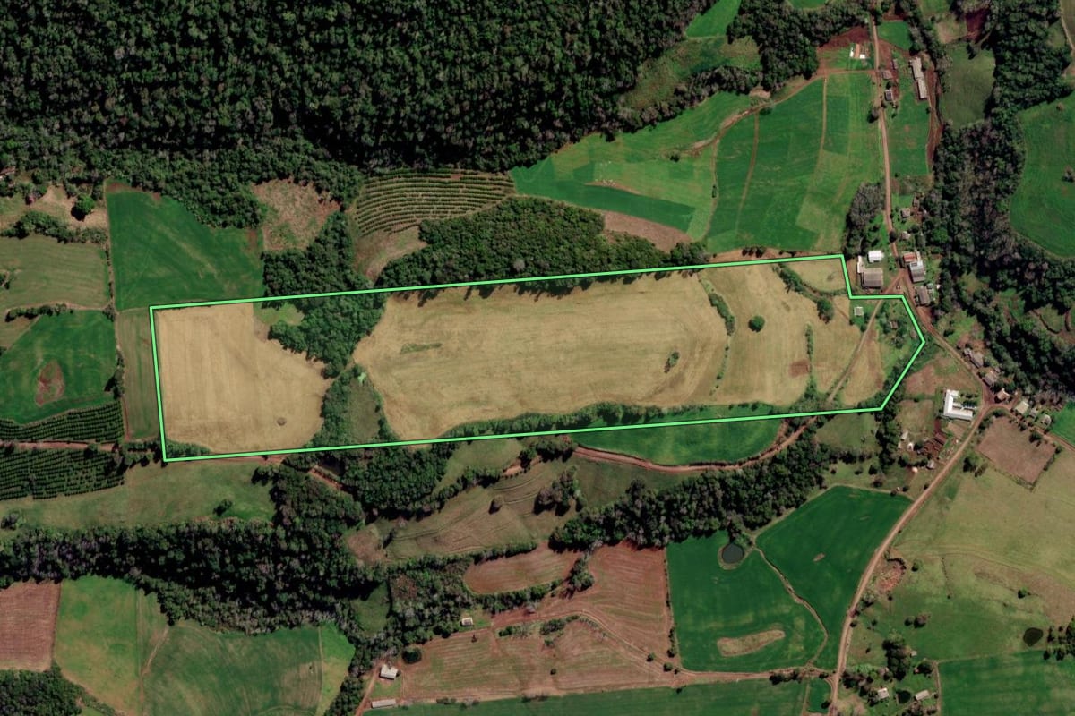 Imagem de satélite do imóvel rural em Liberato Salzano (RS), com o contorno declarado no CAR desenhado por cima.
