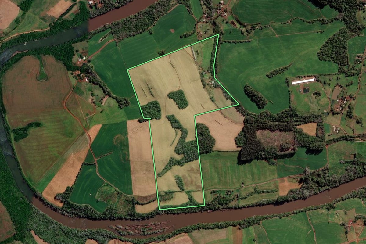 Imagem de satélite do imóvel rural em Liberato Salzano (RS), com o contorno declarado no CAR desenhado por cima.