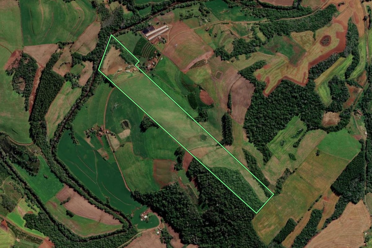 Imagem de satélite do imóvel rural em Liberato Salzano (RS), com o contorno declarado no CAR desenhado por cima.