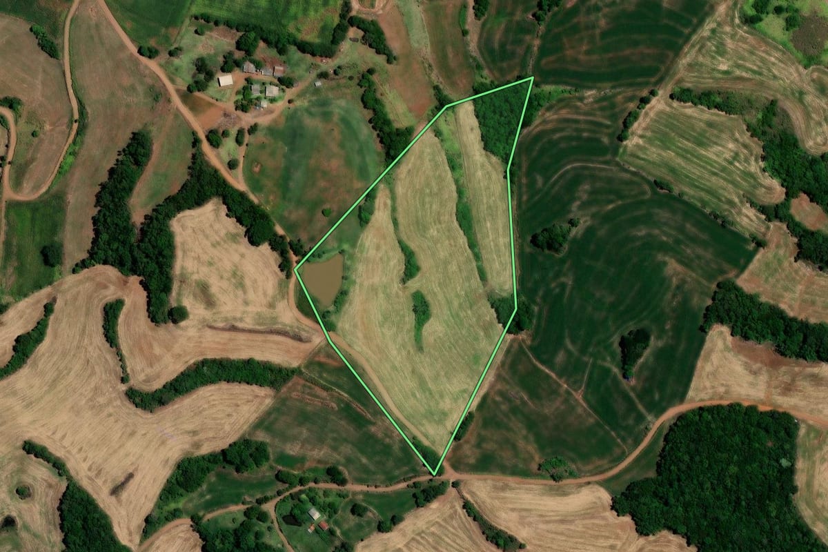 Imagem de satélite do imóvel rural em Liberato Salzano (RS), com o contorno declarado no CAR desenhado por cima.