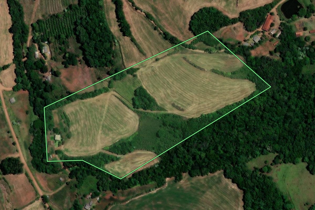 Imagem de satélite do imóvel rural em Liberato Salzano (RS), com o contorno declarado no CAR desenhado por cima.