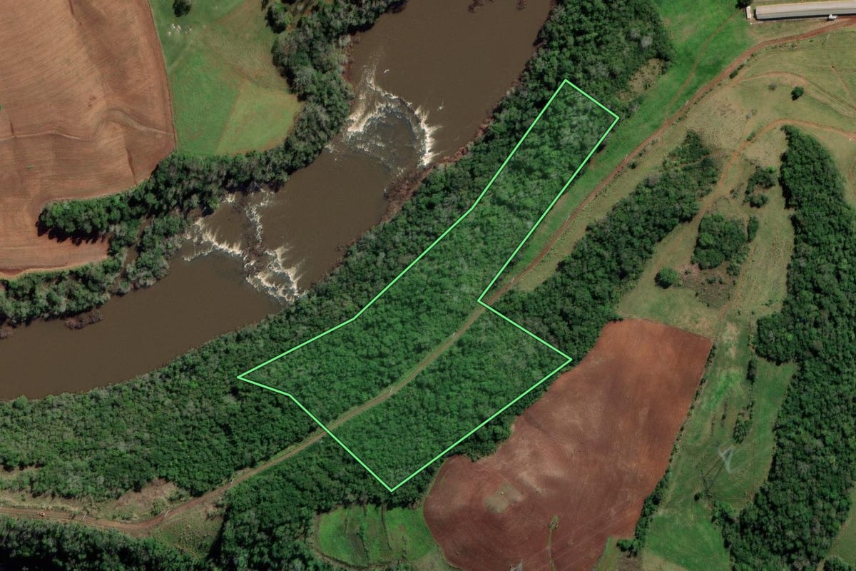 Imagem de satélite do imóvel rural em Liberato Salzano (RS), com o contorno declarado no CAR desenhado por cima.