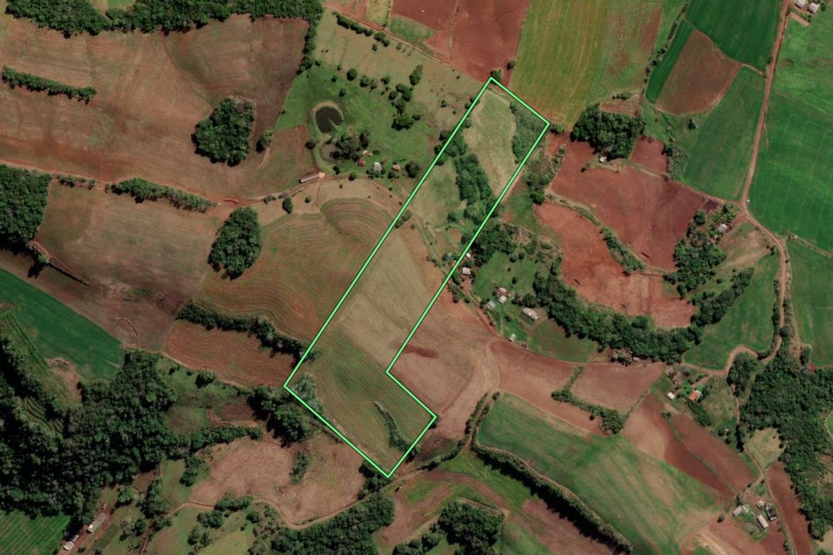 Imagem de satélite do imóvel rural em Liberato Salzano (RS), com o contorno declarado no CAR desenhado por cima.