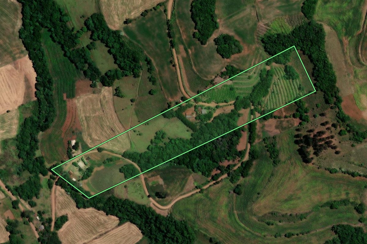 Imagem de satélite do imóvel rural em Liberato Salzano (RS), com o contorno declarado no CAR desenhado por cima.
